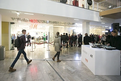 Pirkėjai šluoja „Balmain x H&M“ kolekciją