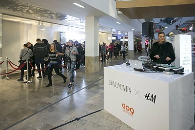 Pirkėjai šluoja „Balmain x H&M“ kolekciją
