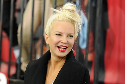 Įvertinkite: Sia pristatė naują, Rihannai parašytą dainą „Cheap Thrills“