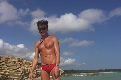 Juozas Statkevičius kalėdiniame atviruke įsiamžino it visiškai nuoga lėlė