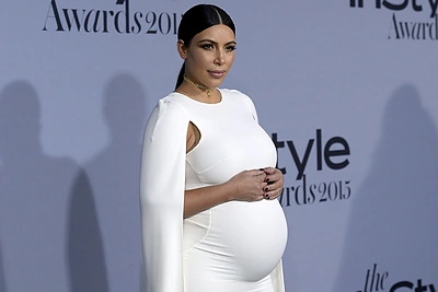 Nėščios Kim Kardashian užgaidos: į Paryžių skrido vien dėl sūrio pyrago