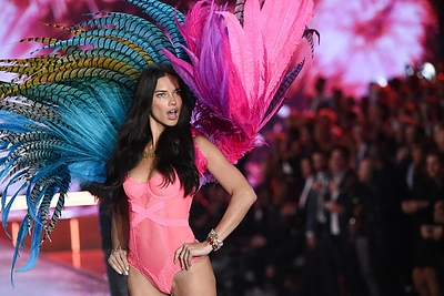 35-ąjį gimtadienį švenčiantis „Victoria's Secret“ angelas Adriana Lima svajoja apie aktorystę
