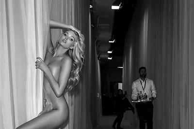 Elsa Hosk „Victoria's Secret“ šou užkulisiuose įsiamžino visiškai nuoga