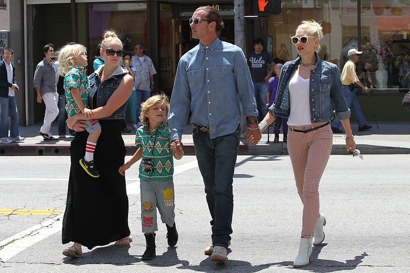 Gwen Stefani ir Gavinas Rossdale'as su sūnumis ir jų aukle Mindy Mann (2012 m.)