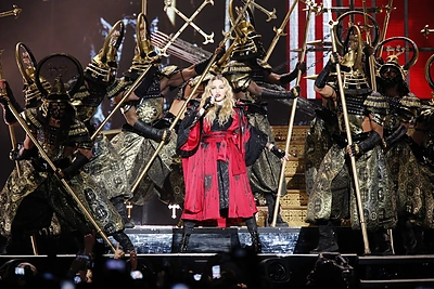 Įvykių Paryžiuje sukrėsta Madonna apsiverkė per koncertą Švedijoje: „Teroristai mūsų nenutildys“