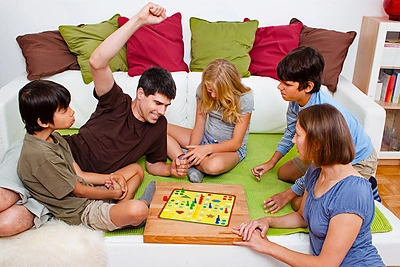 Jaukios valandos su šeima: 12 idėjų nuolatiniam klausimui „Ką veikti?“