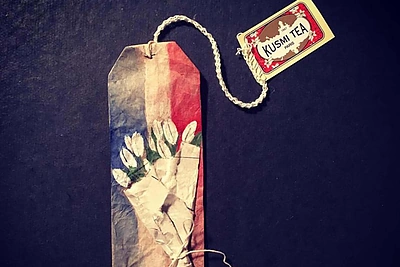 Menininkė kuria dailius paveikslus ant panaudotų arbatos pakelių