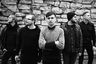 „Colours of Bubbles“ ir „Sisters On Wire“: skirtingi muzikos tonai, bet vienas stilius ir viena scena