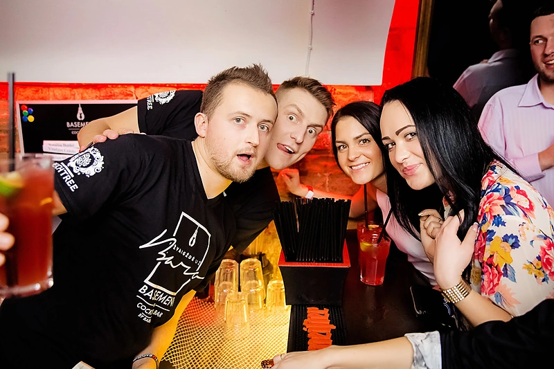 Mantas Katleris ir Mantas Stonkus su gerbėjomis