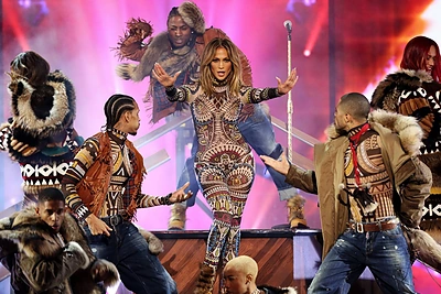 Los Andželą sudrebino Amerikos muzikos apdovanojimai su Jennifer Lopez priešakyje