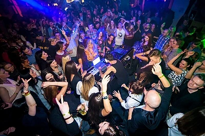 Ginčas dėl naktinio gyvenimo: esame ramūs vakarotojai ar šėliotojai?