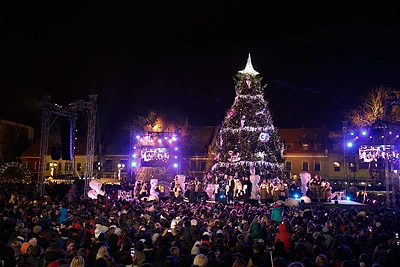 Kaune šventiškai įžiebta originali išmanioji Kalėdų eglė