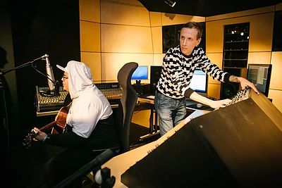 Įvertinkite: Ten Walls su JAV žvaigžde, transvyru Alexu Radfordu pristato naują kūrinį „Shining“