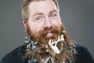 Šventinės vyrų barzdų mados – nuo blizgučių iki kalėdinių žaisliukų