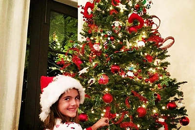 Alessandros Ambrosio dukra Anja puošia Kalėdų eglę