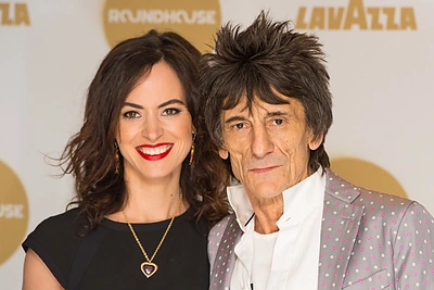 „The Rolling Stones“ narys 68-erių Ronnie Woodas su žmona laukia gimstant dvynių