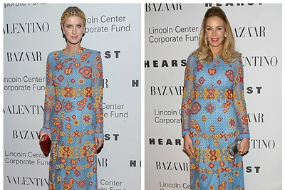 Raudono kilimo košmaras: Nicky Hilton ir Dee Ocleppo renginyje pasirodė su vienodomis suknelėmis