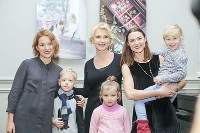 Garsių močiučių ir anūkių fotosesijoje – Laima Kybartienė su anūkėmis dvynukėmis