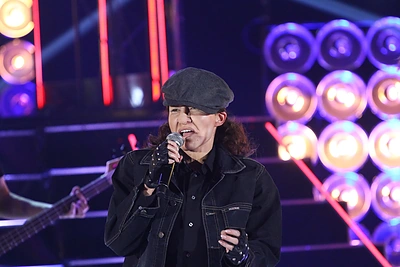 Spėkite, kuris „Muzikinės kaukės“ dalyvis tapo AC/DC lyderiu Brianu Johnsonu?