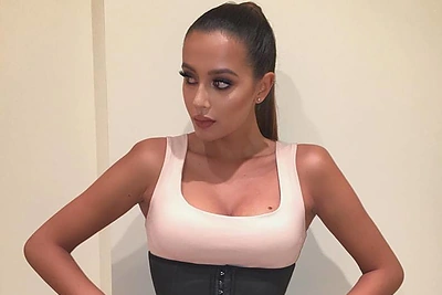 Karolina Meschino dėl tobulo liemens nesibodi užsisegti korseto