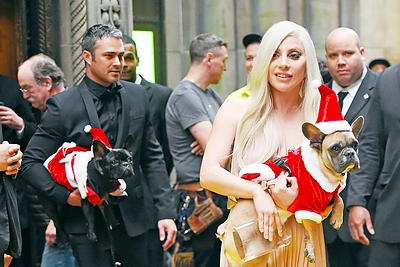 Lady Gagai „Metų moters“ apdovanojimą įteikė mama