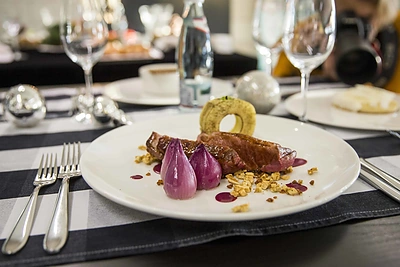 Dvi Kalėdų stalo variacijos: tradicinis ir modernus