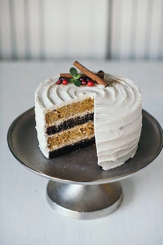 Liucinos Rimgailės keptas šokoladinis-moliūginis tortas su cinamoniniu kremu