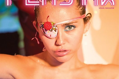 Ant žurnalo viršelio Miley Cyrus nuogas krūtis prisidengė vien lipdukais