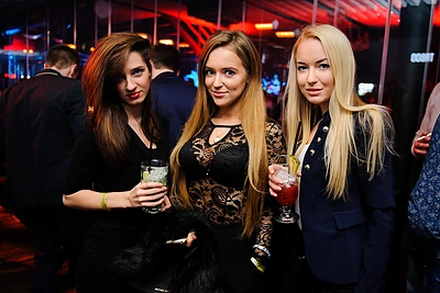 Naktinėms linksmybėms atsidavusi Monika Šalčiūtė gundė nėriniuotu drabužiu