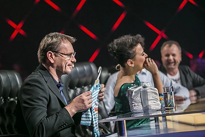 Tėvu tapsiančiam Marijonui Mikutavičiui kolegos tiesioginiame eteryje padovanojo sauskelnių