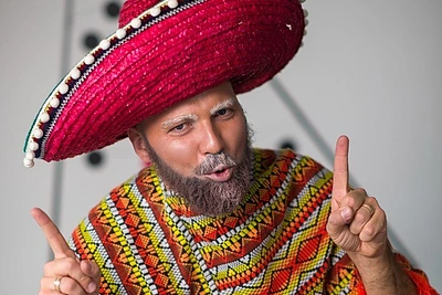 Remigijus Žiogas įkūnijo dešimties šalių Kalėdų Senelius: žiūrėkite nuotaikingą fotosesiją