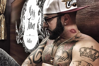 Nauja tatuiruotė nustebino patį Sezzy: moters bučinio žymė ant kaklo – meistrės staigmena