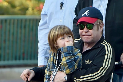 Invalido vežimėlyje pastebėto Eltono Johno atstovas ramina gerbėjus: jis tik susižeidė kulkšnį