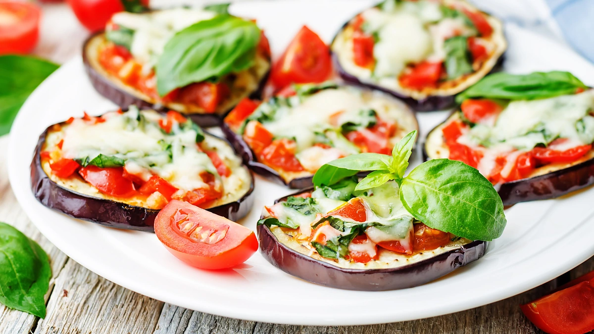 Baklažanas su pomidorais ir bazilikais