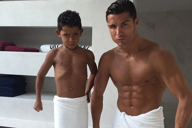 Cristiano Ronaldo su sūnumi Cristiano jaunesniuoju