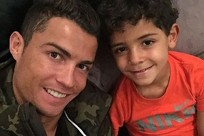 Futbolininkas Cristiano Ronaldo ieško surogatinės motinos, kuri išnešiotų antrą jo vaiką