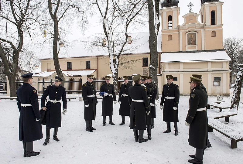 Tradicinės vėliavos pakėlimo ceremonijos akimirka