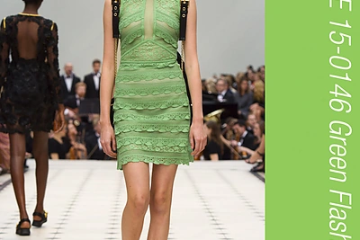 4. „Burberry“ 2016 m. pavasario-vasaros kolekcijos modelis