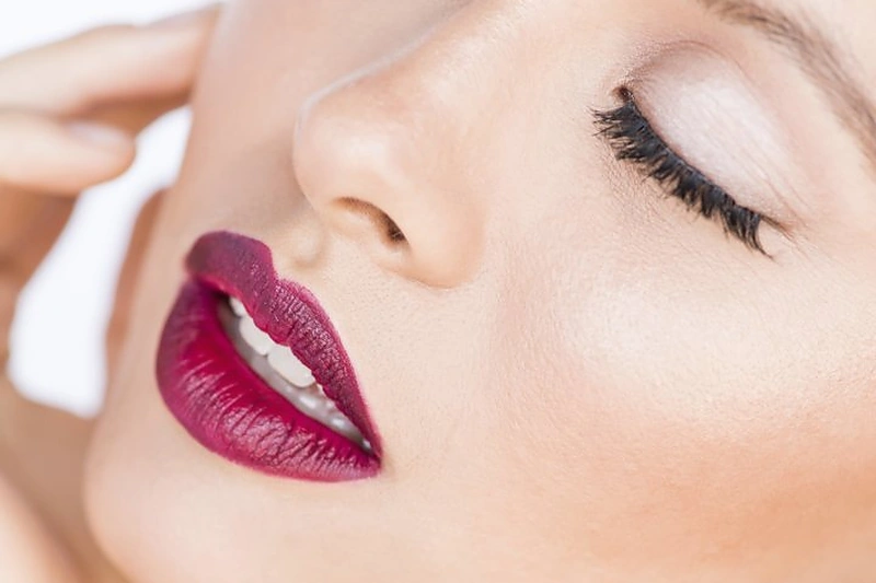 Žiemiškos lūpos: 6 pastabos apie tamsią spalvą