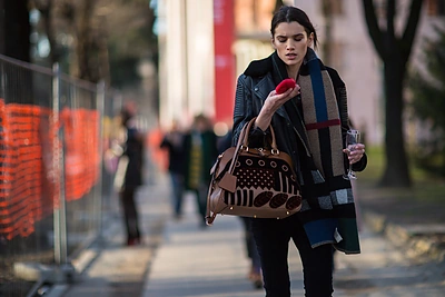 Ką apie jus sako maniera nešioti rankinę?