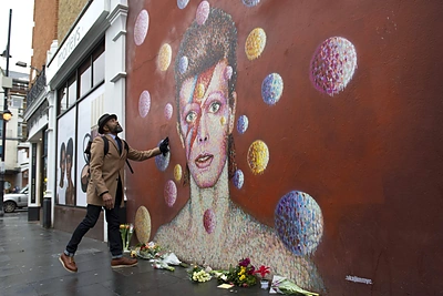 Davido Bowie gerbėjai prie jo namų neša gėles, žvakes, nuotraukas ir laiškus