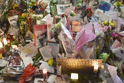 Gerbėjai atsisveikina su Davidu Bowie prie jo namų Niujorke