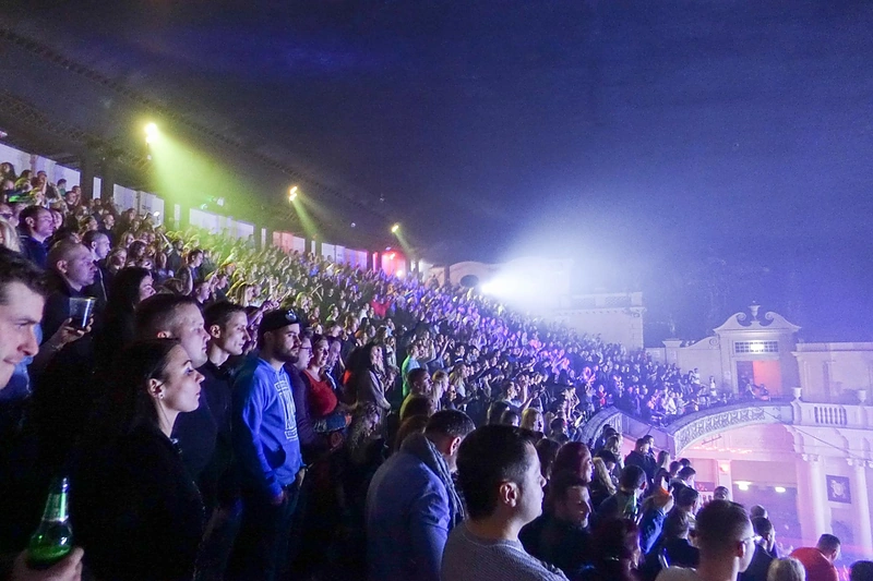 SEL koncerto Londone akimirka