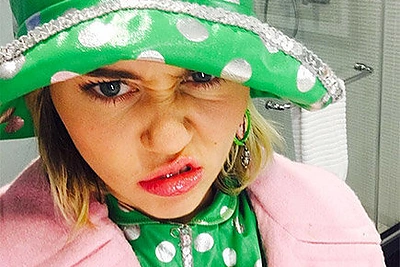 Miley Cyrus intriguoja: jos ranką vėl papuošė Liamo Hemswortho 2012 metais įteiktas sužadėtuvių žiedas