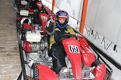 Gerda Stiklickienė ir Rasa Kaušiūtė Vilniaus kartodrome mokėsi žiemiško vairavimo