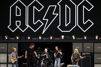 Grupė AC/DC pradėjo teisinę kovą su piratinių jos muzikos įrašų pardavėjais