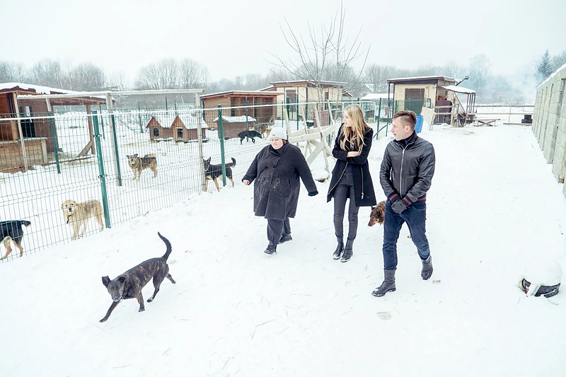 Deimantė Guobytė ir Egidijus Dragūnas gyvūnų prieglaudoje