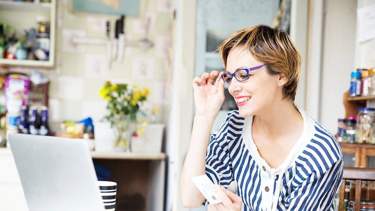 Moteris apsiperka internetu