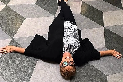 60-metės stilius: „Instagram“ žvaigždė visus metus rengėsi skirtingai, nepirkdama naujų drabužių