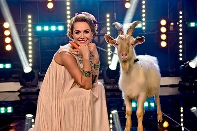 Besilaukianti Indrė Kavaliauskaitė-Morkūnienė ves tautinių šokių šou „Kadagys“